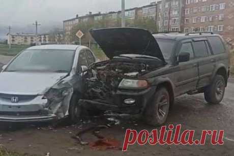 Пьяный российский подросток за рулем авто устроил ДТП с пострадавшей. В Нижнеудинске 13-летний подросток на внедорожнике врезался в другой автомобиль, есть пострадавшая. Мальчик сел за руль Mitsubishi Montero Sport. Он выехал на перекресток, но не справился с управлением и врезался в Honda Fit. В результате ДТП водителя легкового авто госпитализировали с травмами.
