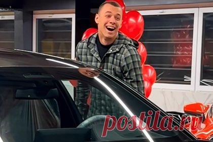 21-летний рэпер Macan купил BMW за 15 миллионов рублей. Российский рэпер Андрей Косолапов, более известный как Macan, приобрел новый автомобиль за миллионы рублей. 21-летний исполнитель поделился фото, на которых он позирует в автосалоне JETCAR. На размещенных кадрах видно, что он купил машину модели М5 немецкого концерта BMW черного цвета за 15 миллионов рублей.