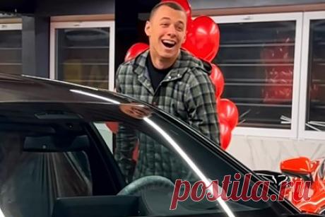 21-летний рэпер Macan купил BMW за 15 миллионов рублей. Российский рэпер Андрей Косолапов, более известный как Macan, приобрел новый автомобиль за миллионы рублей. 21-летний исполнитель поделился фото, на которых он позирует в автосалоне JETCAR. На размещенных кадрах видно, что он купил машину модели М5 немецкого концерта BMW черного цвета за 15 миллионов рублей.