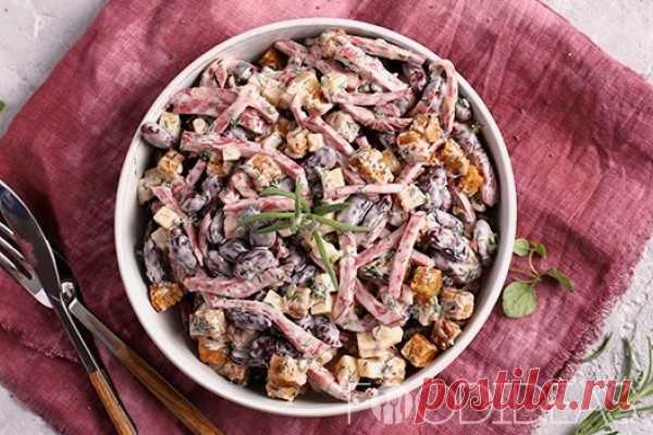 Салат с сухариками и копченой колбасой и фасолью - рецепт приготовления с фото