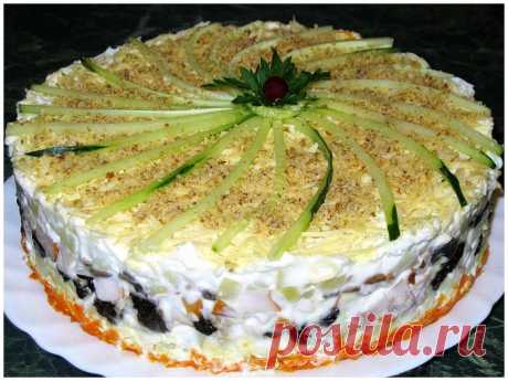 Праздничный слоеный салат с черносливом, копчёной курицей и шампиньонами.