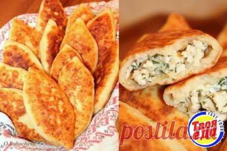 Жареные пирожки из творожного теста с куриным фаршем, сыром и зеленью