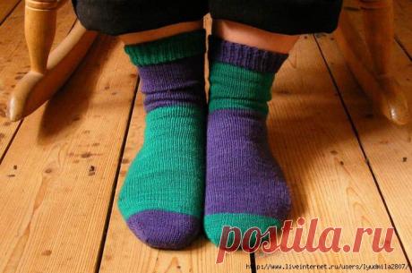 Носки, связанные спицами континентальным способом