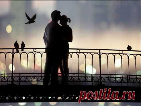 Что женщина хочет? Спросите у неба... 
Спокойствия в доме, уюта и хлеба. 
Что женщина хочет? - спросите у солнца. 
Огромной любви без конца и до донца. 
Что женщина хочет? - подскажет пусть ветер, 
Чтоб мир был прекрасен, надёжен и светел, 
Чтоб сон убаюкивал в тёплой постели, 
И вместо будильника птицы чтоб пели, 
Чтоб ей восхищались, её почитали, 
Чтоб самой любимой её называли, 
Чтоб рядом всегда был надёжный мужчина, 
Весёлый и умный - её половина.
•••