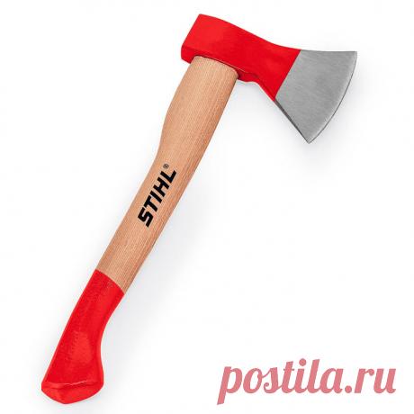 Топор универсальный Stihl AX 6, 600 г подходит для обрубки сучьев, колки тонко-/среднемерных лесоматериалов (заготовка дров, колка лесоматериалов длиной 30 см и диаметром до 30 см).