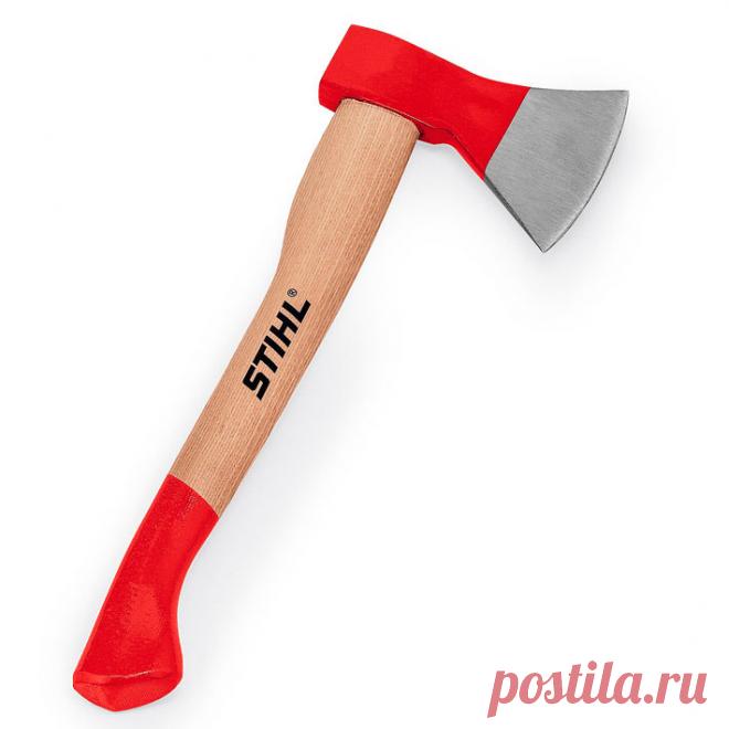 Топор универсальный Stihl AX 6, 600 г подходит для обрубки сучьев, колки тонко-/среднемерных лесоматериалов (заготовка дров, колка лесоматериалов длиной 30 см и диаметром до 30 см).