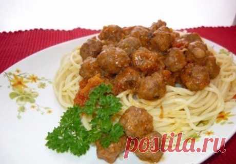 СПАГЕТТИ С СОУСОМ ИЗ ФРИКАДЕЛЕК
Нам потребуется:
мясной фарш – 500 г
яйцо – 1 шт
лук – 1 шт
морковь – 1 шт
помидоры – 1-2 шт
томатная паста- 2 ст.л.
оливковое масло
сухой или свежий болгарский перец
молоко – 150 мл
смесь прованских трав
соль, перец
чеснок – 3 зубчика
спагетти
1. Приготовьте необходимые продукты для блюда.
2. Для соуса нарезать лук мелким кубиком. Морковь натереть на крупной терке. Овощи спассеровать на разогретой с растительным маслом сковороде.
3. В мясной фарш добавить яйц