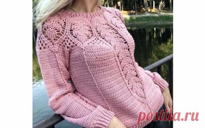 Вязаный крючком пуловер с ажурными вставками