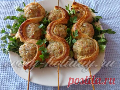 Шашлычки из фарша и слоеного теста: рецепт с фото