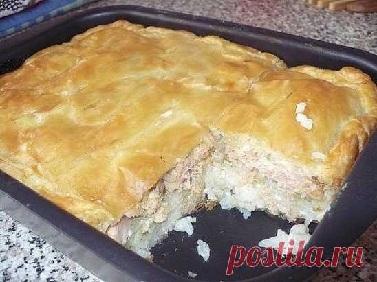 РЫБНЫЙ ПИРОГ - ВКУСНОТИЩЕ!
Ингредиенты для приготовления блюда «Пирог с рыбой и картошкой»:
Для теста:
- кефир 600 мл.;
- мука высшего сорта 500-600 гр.;
- маргарин 150 гр.;
- куриные яйца 2 шт.;
- сода, гашенная уксусом- 1 чайная ложка;
Для начинки пирога:
- рыба (у меня был минтай) – 1 кг.;
- картофель около 1 кг.;
- лук 4-5 шт.;
- сливочное масло 150 гр.;
- различные специи по вкусу;
- соль, перец.
*******
Начнем приготовление пирога с замеса теста. Для этого растапливаем 150 гр. маргарина, е