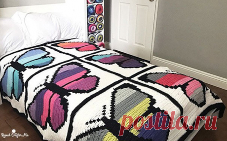 Вязаный плед из квадратов с бабочками