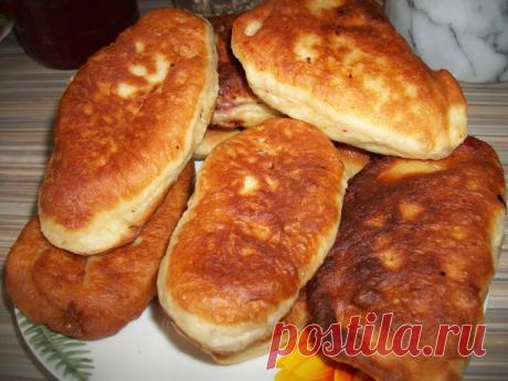 Пирожки жареные с клубникой и клубничная заморозка