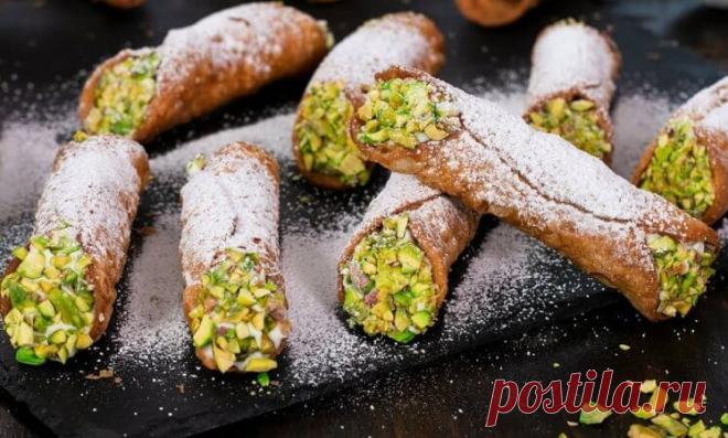 Сицилийская канноли Это традиционный итальянский десерт, родиной которого является Сицилия. Он представляет собой вафельную трубочку с сырной начинкой. Это вершина наслаждения, гармония вкуса. Просто божественно!