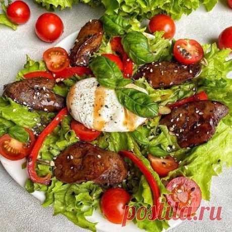 Теплый салат с печенью и яйцом пашот – очень вкусно, сытно и ярко! 
 
КБЖУ порции = 363,5/35,2/19,1/12,7 
 
Ингредиенты: 
Куриная печень в сыром виде 150 гр 
Яйцо 1 шт. 
Листья салата, базилик, 
Помидоры черри 150гр 
перец 150 грамм 
Оливковое масло 5 мл 
Соевый соус 1 ст.л. 
Столовый уксус 1 ст.л. 
Бальзамический уксус 1 ч.л. 
Сок 1 ч.л. 
Мед 1 ч.л. 
Смесь семян, молотый перец 
 
1. Куриную печень обжариваем на сковороде, смазанной маслом с двух сторон по 1 минуте, добавл...
