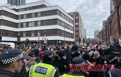 В Лондоне подожгли отель с нелегальными мигрантами. Полиция рассматривает инцидент как преступление, совершенное на почве ненависти