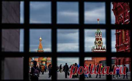 ЕС принял 14-й пакет санкций против России. Новые санкции направлены против российской энергетики, финансового сектора и торговли. Они включают ограничения транзита СПГ через европейские порты и меры против российского аналога SWIFT