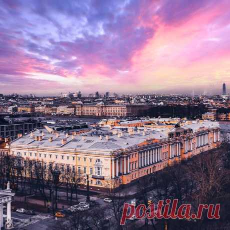 Здания Сената и Синода. 
А какие здания в Питере восхищают вас?