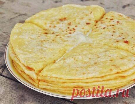 Балкарские хычины с сыром и картофелем

Продукты:

Тесто:

0,5 стакана кефира (простокваши)
0,5 стакана воды
2,75 стакана муки
1 чайная ложка соли
0,5 чайной ложки соды

Начинка:

4 штуки среднего картофеля
300 грамм сыра (брынзы или адыгейского, или их смеси)
зелень (не обязательно)
соль

Стакан - 250 мл

Приготовление:
Смешать кефир, воду, соль, соду (негашеную) и всыпать муки столько, чтобы получилось мягкое тесто. Тщательно вымесить, можно даже побить его об стол слегк...