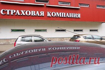 Страховщики предложили россиянам самим искать автозапчасти. Ряд крупных российских страховых компаний стали предлагать клиентам полисы каско только с денежным возмещением. Автовладельцы смогут быстро получить выплату, не дожидаясь автозапчастей, доставка которых в последнее время затруднена и занимает несколько месяцев. Страховщикам такой вариант позволит сэкономить на ремонте.