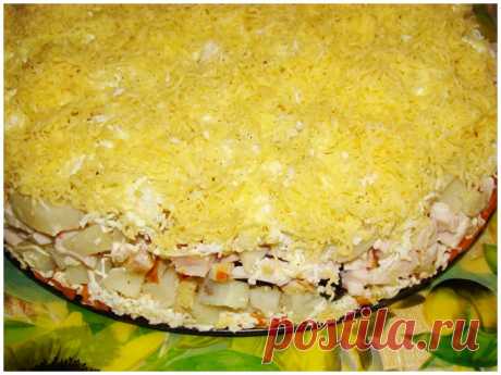 Праздничный слоеный салат с копченой курицей, черносливом и сыром - Простые рецепты Овкусе.ру