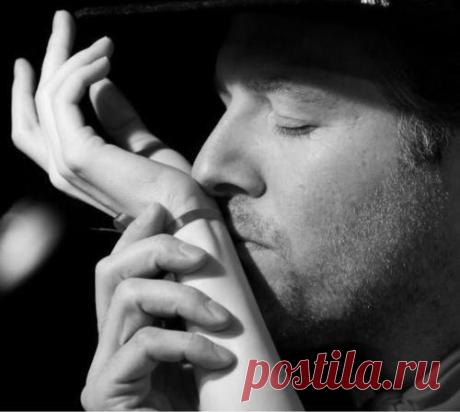 Возбуждающие ароматы 

Психиатр Алан Хирш из Фонда изучения и лечения заболеваний обоняния и вкуса выяснил, что почти 25 % потерявших обоняние людей страдали от половых дисфункций. Это привело его к выводу, что ароматы воздействуют на сексуальное возбуждение. Запах может на годы импринтироваться (впечататься) в память, спустя долгое время вызывая прежние переживания. Запахи становятся индивидуальными знаками, как отпечатки пальцев. 
Показать полностью…