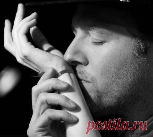 Возбуждающие ароматы 

Психиатр Алан Хирш из Фонда изучения и лечения заболеваний обоняния и вкуса выяснил, что почти 25 % потерявших обоняние людей страдали от половых дисфункций. Это привело его к выводу, что ароматы воздействуют на сексуальное возбуждение. Запах может на годы импринтироваться (впечататься) в память, спустя долгое время вызывая прежние переживания. Запахи становятся индивидуальными знаками, как отпечатки пальцев. 
Показать полностью…