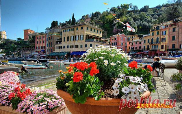 Portofino, Italija Malo turističko mesto Portofino nalazi se nedaleko od Đenove u Italiji. Portofino je osnovano od strane Rimljana  pod imenom Portus Delphini, zbo...