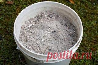 Древесная зола – органическое удобрение и средство борьбы с вредителями

Древесная зола как удобрение используется уже давно. Это вещество богато различными микроэлементами, необходимыми для роста растений. Давайте разберемся, как правильно применять пепел на участке.
Древесная зола – бюджетный и доступный вариант органического удобрения, в котором содержится около 30 минералов, необходимых для правильного развития растений. Она нейтрализует кислотность почвы и делает огор...