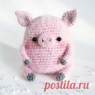Поросёнок Том амигуруми. Схемы и описания для вязания игрушек крючком! Бесплатный мастер-класс от Люси Розоновой по вязанию маленького поросёнка по имени Том. Высота вязаной крючком свинки примерно 6 см. Для изготовления…