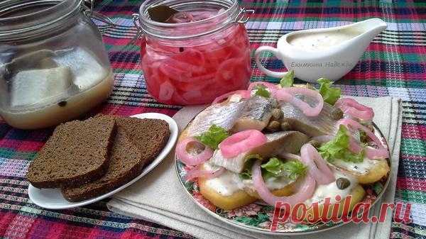 Салат с селедкой, картофелем и красным маринованным луком