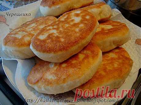 Пирожки жареные из дрожжевого теста с картофелем, луком и грудинкой.