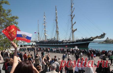 МОСКВА. 9 мая. /ТАСС/. Около 70 тыс. человек посетили сегодня в Крыму парад и другие праздничные мероприятия в честь Дня Победы, сообщили журналистам в пресс-службе МВД Крыма. /  © Алексей Павлишак/ТАСС  | ТАСС: Общество - Около 70 тыс. человек приняли участие в праздновании Дня Победы в Крыму