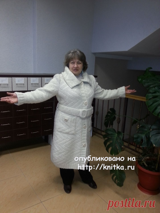 Вязаное пальто – работа Евгении Работы наших читателей. Вязание спицами knitka.ru