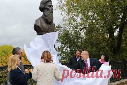 В Нижнем Новгороде установили памятник русскому лексикографу Владимиру Далю. В Нижнем Новгороде прошла торжественная церемония открытия памятника, посвященного русскому лексикографу Владимиру Далю. Установив бронзовый бюст на мраморный постамент, местные жители увековечили память ученого и исследователя языка. Владимир Даль известен как составитель «Толкового словаря» по русскому языку.
