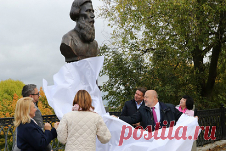 В Нижнем Новгороде установили памятник русскому лексикографу Владимиру Далю. В Нижнем Новгороде прошла торжественная церемония открытия памятника, посвященного русскому лексикографу Владимиру Далю. Установив бронзовый бюст на мраморный постамент, местные жители увековечили память ученого и исследователя языка. Владимир Даль известен как составитель «Толкового словаря» по русскому языку.