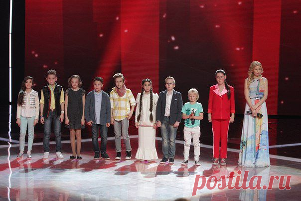 Голос Дети 
    Со свитой птиц, с огнем всезрящих глаз
Сквозь наши будни ткет нам праздник - сказка...