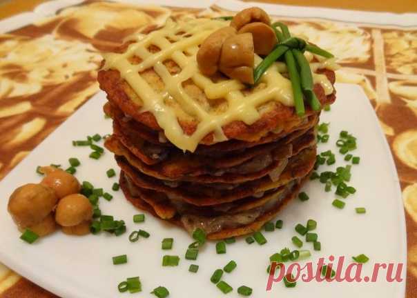 Куриный тортик «Грибная полянка»
Куриная грудка делает блюдо сытным, грибы — ароматным, а сыр добавляет интересные вкусовые нотки.

Ингредиенты:
Вместо белых грибов можно взять, к примеру, лисички; если свежие грибы закончились, подойдут замороженные или сушеные (только количество в этом случае, конечно, изменится):
Показать полностью...