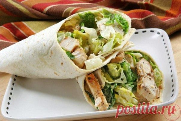 Закуска кораблики с креветками Продукты Спелый небольшой помидор — 150 г Креветки отварные очищенные — 50 г Небольшое яйцо С-1 — 55 г Сыр творожный — 15 г Зелень Как приготовить закуску с креветками Помидор разрезать на дольки. Сердцевину из томата удалить (используйте ее в соус, в суп или другие рецепты). Покрошить вареное яйцо. Добавить рубленую зелень и столовую ложку творожного сыра. Все перемешать, выложить горкой в лодочки из помидор. Отварные креветки нанизать на зубочистки и воткнуть в…