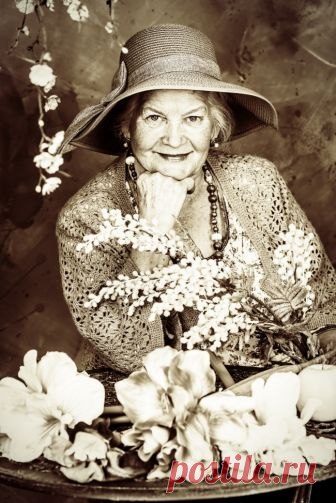 Письмо 83-летней женщины, которое она написала своей подруге. Прочитайте его как можно раньше, пожалуйста... Для некоторых жизнь — это гонка. Гонка за новой должностью, за идеальной фигурой, за новогодней распродажей. И в этом безумном забеге порой не остается даже минутки, чтобы остановиться, посмотреть вокруг и сказать: «До чего же красиво!» Иногда это чувство гармонии не приходит никогда, а иногда...
