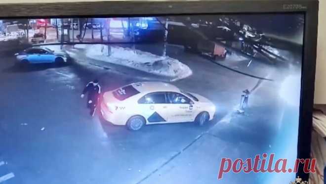 Серийного грабителя водителей такси поймали в Подмосковье. В Подмосковье полицейские поймали мужчину, подозреваемого в серии ограблений таксистов. Об этом сообщает официальный представитель МВД России Ирина Волк. По версии следствия, злоумышленник с сообщником в темное время суток вызвали такси, ...