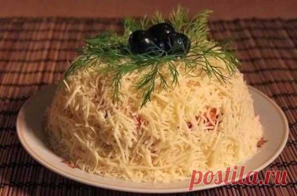 10 самых удачных и вкусных салатов для праздничного стола  1.«Сырная фантазия»

Ингредиенты:

300 грамм свежих помидор
250 грамм крабовых палочек
Твердый сыр
2-3 зубчика чеснока
Соль, майонез

Приготовление:
Нарезать мелким кубиком помидоры и крабовые палочк…