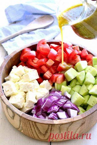 Пора худеть: салат из помидоров, огурцов и 