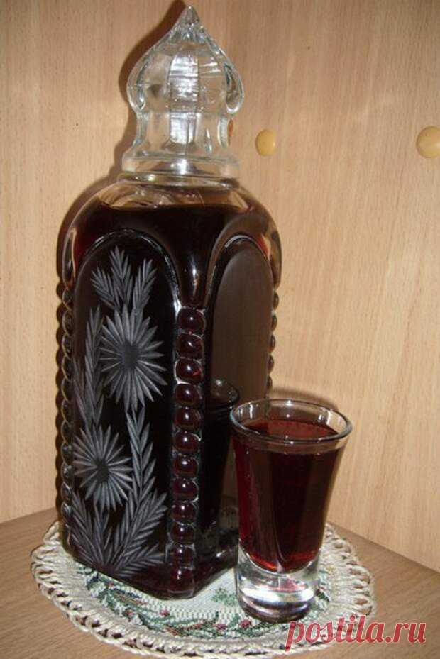 ВКУСНЫЙ ЛИКЁР 
300 ягод черноплодной рябины 300 листьев вишни 1 кг сах.песка 1 литр водки 3 литра воды 1 стол.ложка лимонной кислоты 1. Ягоды пропустить через мясорубку, добавить 3 литра воды и листья,кипятить 10-1…