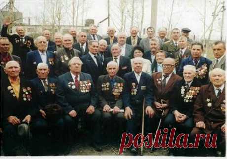 Низкий поклон дедулям, за то что до нас не долетели пули...
Ведь мы последнее поколение, которое увидит Ветеранов
