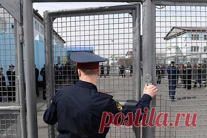 Верховный суд России запретил заключенным носить часы. Верховный суд России признал законным запрет заключенным на ношение часов в колониях общего и строгого режимов. Суд отказал в удовлетворении иска бывшего мэра Махачкалы Саида Амирова, который отбывает пожизненный срок за организацию убийства следователя.