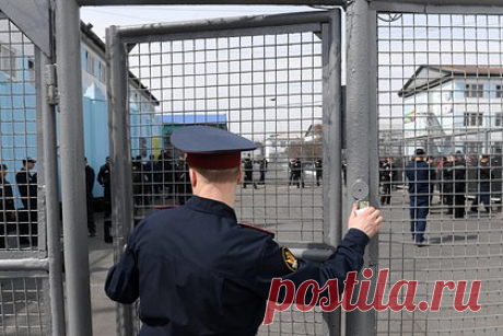 Верховный суд России запретил заключенным носить часы. Верховный суд России признал законным запрет заключенным на ношение часов в колониях общего и строгого режимов. Суд отказал в удовлетворении иска бывшего мэра Махачкалы Саида Амирова, который отбывает пожизненный срок за организацию убийства следователя.