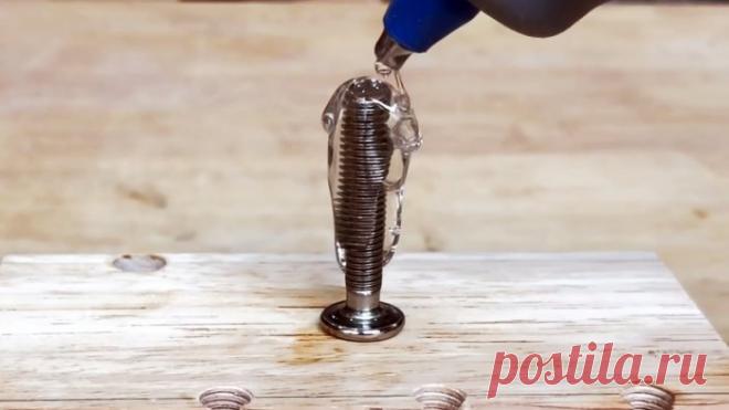 Лайфхак: делаем дюбель из термоклея с резьбой под болт в дереве, бетоне | Сделай Сам - Своими Руками | Пульс Mail.ru Бывают случаи, когда требуется сделать надежную резьбу в отверстии, просверленном в дереве, бетоне, кирпиче. Естественно, что нарезать ее не...