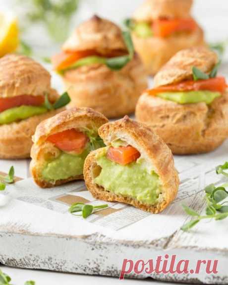 Шу с муссом из зелёного горошка и красной рыбой ⠀⠀