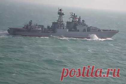 Минобороны опубликовало кадры военно-морских учений России и Китая. Военно-морские учения России и Китая «Морское взаимодействие-2022» завершились в Восточно-Китайском море, заявили в Минобороны РФ. Военные тренировались освобождать захваченное судно и совершенствовали совместные действия по поиску и спасению на море, провели совместное тактическое маневрирование.
