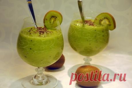 Смузи с киви и авокадо „малахит“ – рецепт с фото